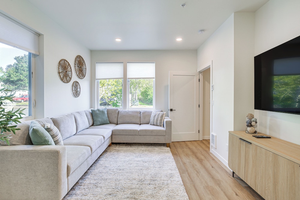 Walk to Beaches: 'siletz Bay Bliss' Townhome — 4-Star Luxury Hotel in Lincoln, United States