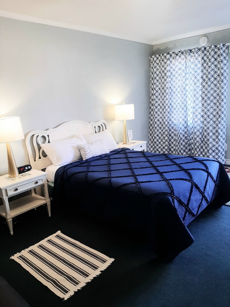 The New Star Motel with Studio Kitchens: 1950s Extended Stay Lodging and Retreat Center - photo 13