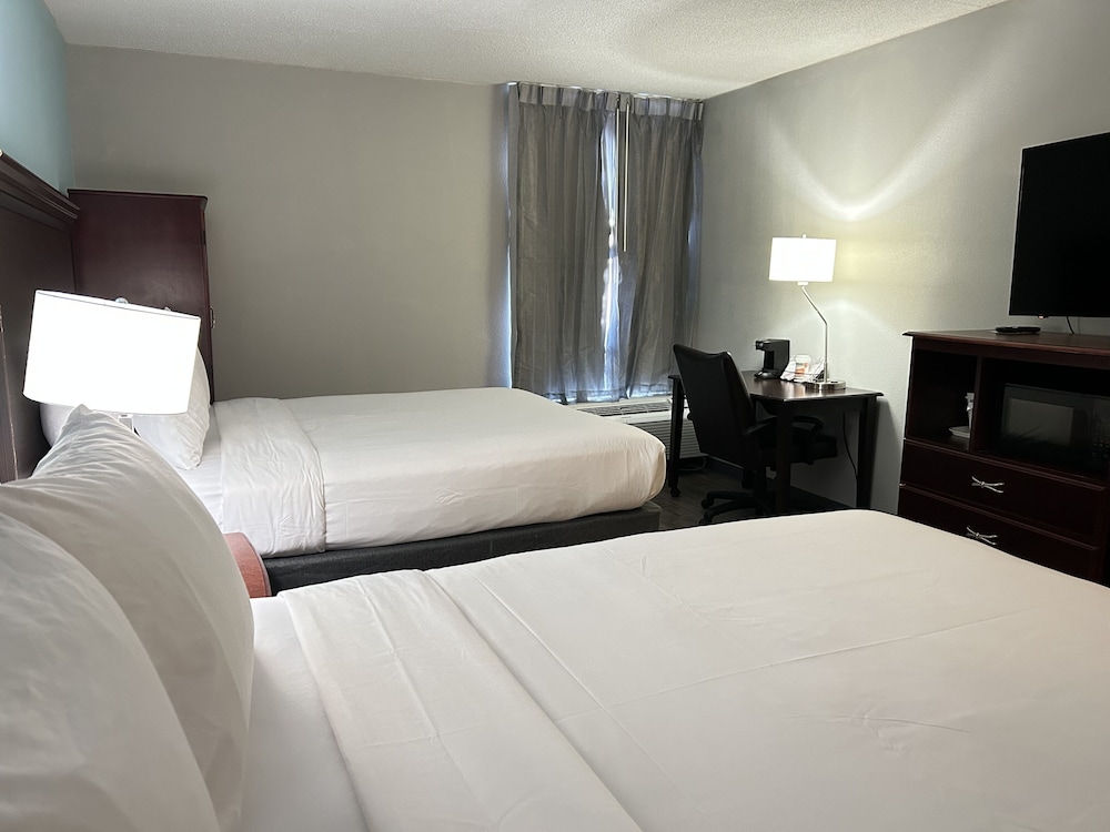 Clarion Inn & Suites Grand Rapids Airport - photo 34