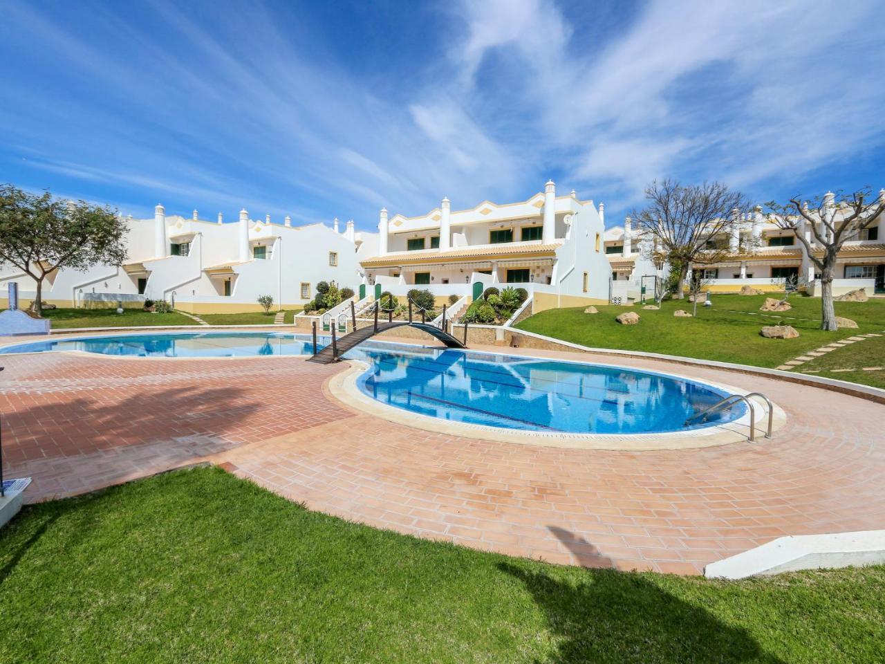 Cozy Townhouse Vila Rafaella near São Rafael Beach Albufeira — 4-Star Luxury Hotel in Albufeira, Portugal