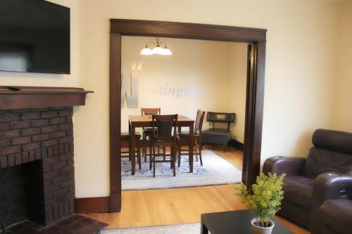 Comfy and Spacious 3 BR Easy City Access — 4-Star Luxury Hotel in Pittsburgh, United States