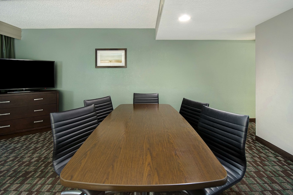 Embassy Suites by Hilton Jacksonville Baymeadows - photo 25