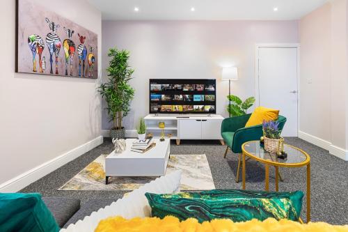 Stylish & Modern 2 Bedroom London Hideaway King Bed Sleeps 6 Parking Available Instant Book 20 Percent Off Long Stays — 4-Star Luxury Hotel in Barnet, United Kingdom