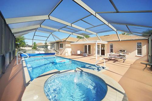Villa Valerie Pet friendly elec heated pool home w spa Western exposure & baby equip SWFL Rentals — 4-Star Luxury Hotel in Cape Coral, United States