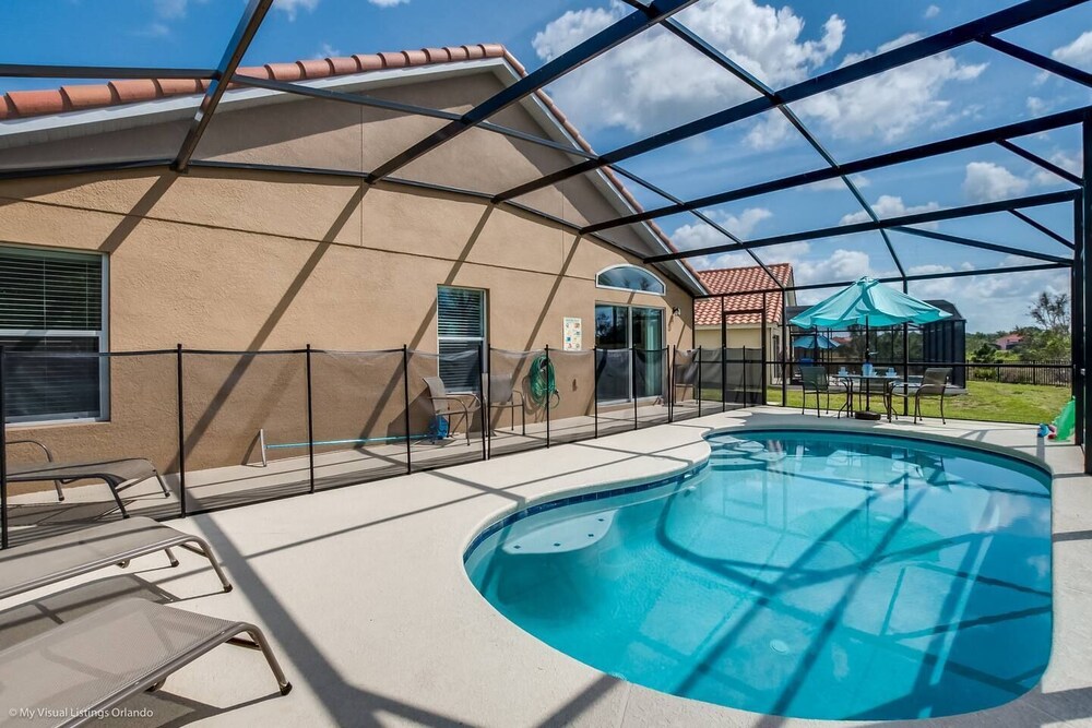 Light Fresh and Airy Pool Home Near Disney 4bd 3ba #4av420 — 4-Star Luxury Hotel in Davenport, United States