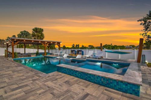 Tranquil Retreat Heated Pool Spa And Pool Table 21122068 — Apollo Beach