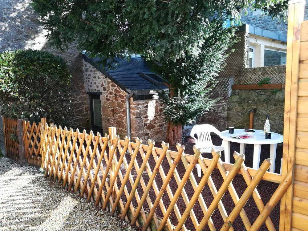 Charmante Maison Avec Cheminee a Saint Jacut De La Mer — 4-Star Luxury Hotel in Ploubalay, France