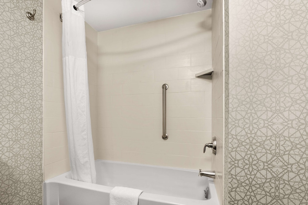 Hampton Inn & Suites Fairbanks - photo 17