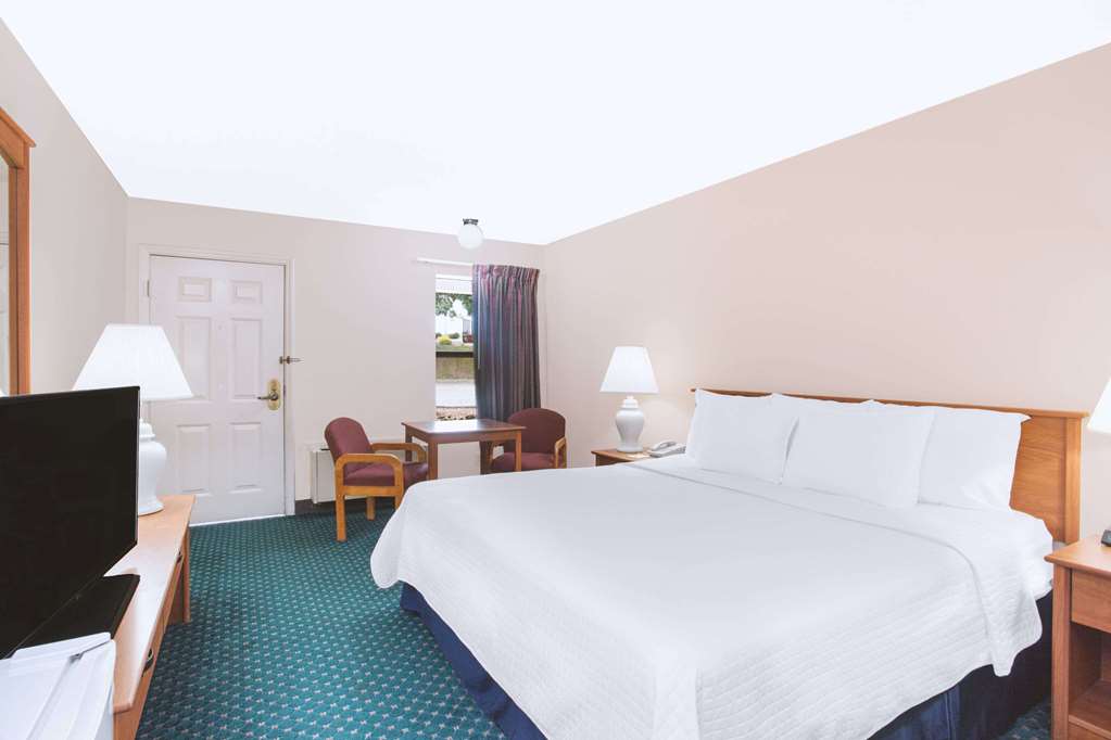 Days Inn by Wyndham Wytheville - photo 15