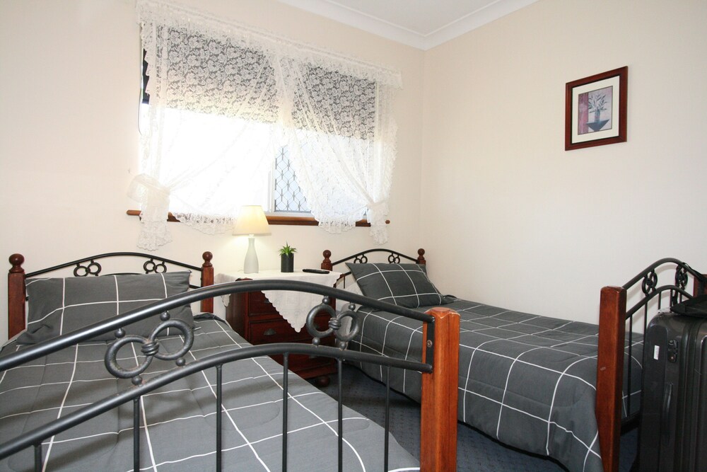 Safety Bay Guest House — 5-Star Luxury Hotel in Rockingham, Australia