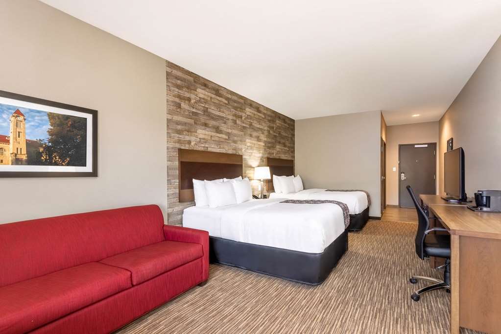 La Quinta Inn & Suites by Wyndham Bloomington - photo 20