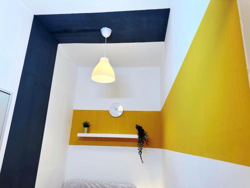 Blissful Partition Room in Bur Dubai Near Burjuman Metro - carbon neutral hotel in Dubai