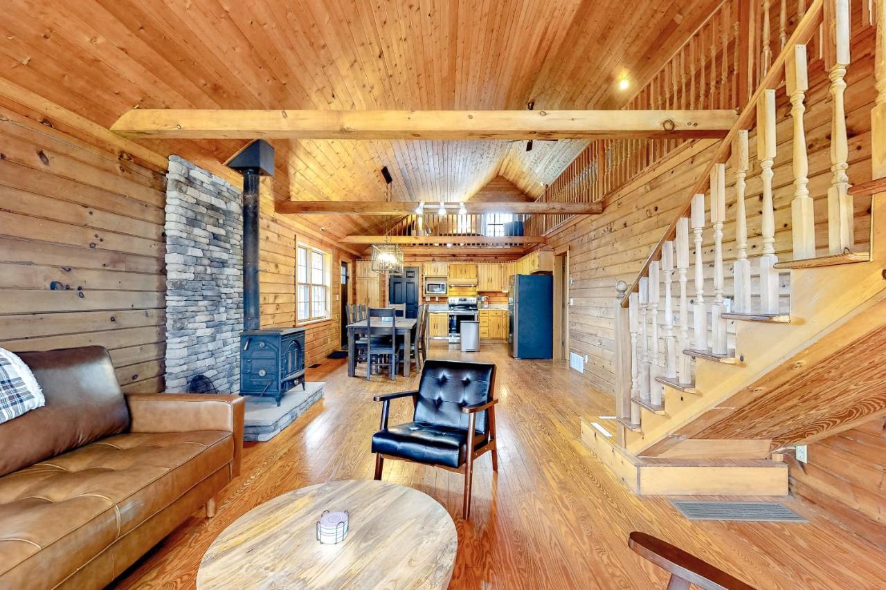 Modern Log Cabin with Vineyard Views — 4-Star Luxury Hotel in Penn Yan, United States