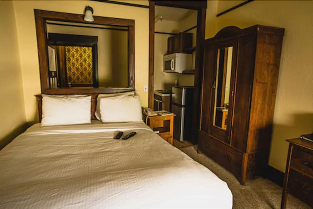 Alaskan Hotel and Bar - photo 4