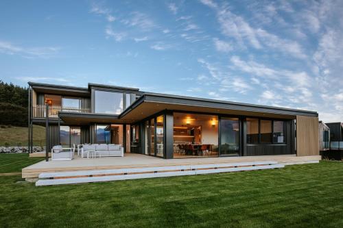 Platinum Ridge Lake Views Sleeps 8 in Wanaka, New Zealand