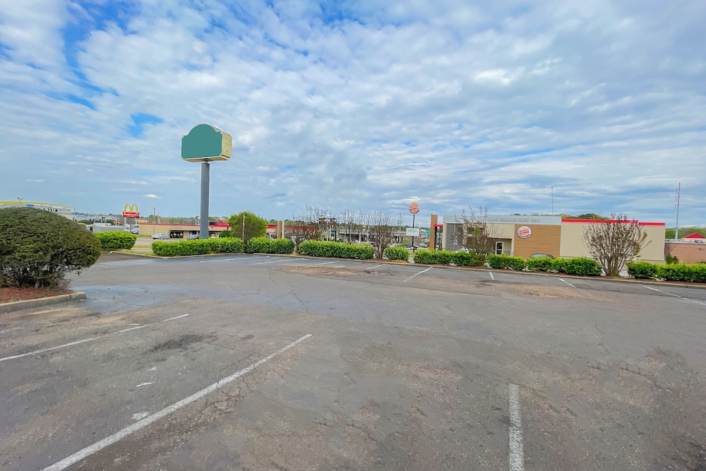La Quinta Inn & Suites by Wyndham Jackson North - photo 40
