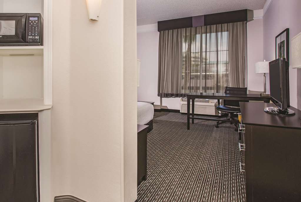 La Quinta Inn & Suites by Wyndham Las Vegas Summerlin Tech - photo 14