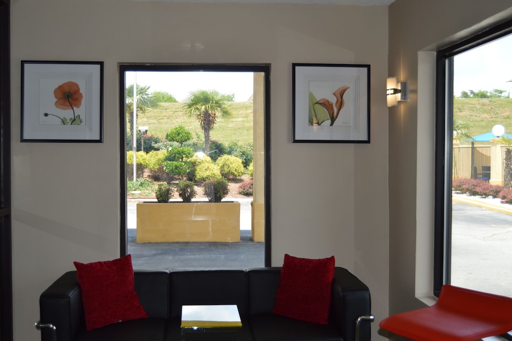 Super 8 by Wyndham Stockbridge - photo 8