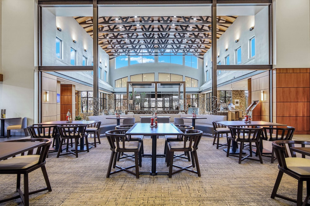 Embassy Suites by Hilton Detroit Metro Airport - photo 3