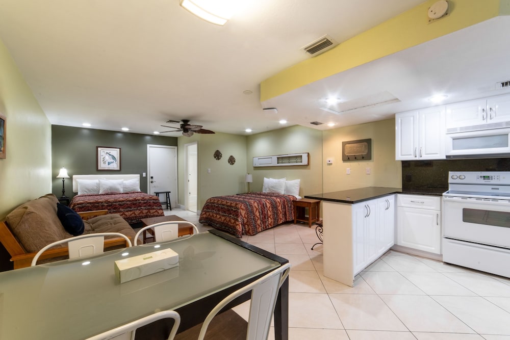 Captain's Table Hotel - photo 105
