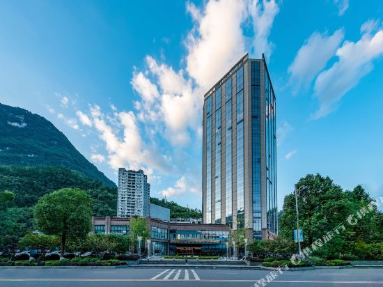 River & Holiday Rezen Hotel PengShui — 4-Star Luxury Hotel in Chongqing, People's Republic of China