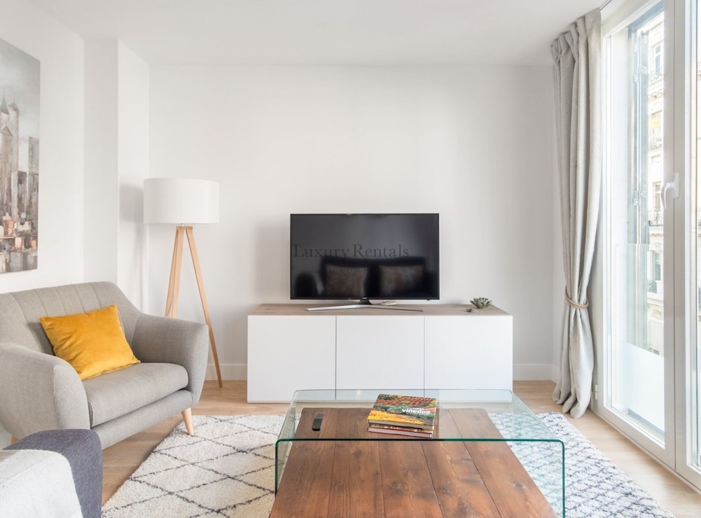 Cozy 1 Bed Apartment in Alonso Martínez — 4-Star Luxury Hotel in Madrid, Spain