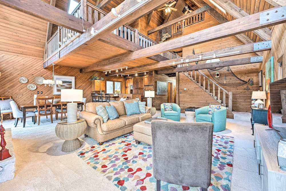 Spacious Syracuse Getaway with Waterfront Deck — hotel in Syracuse