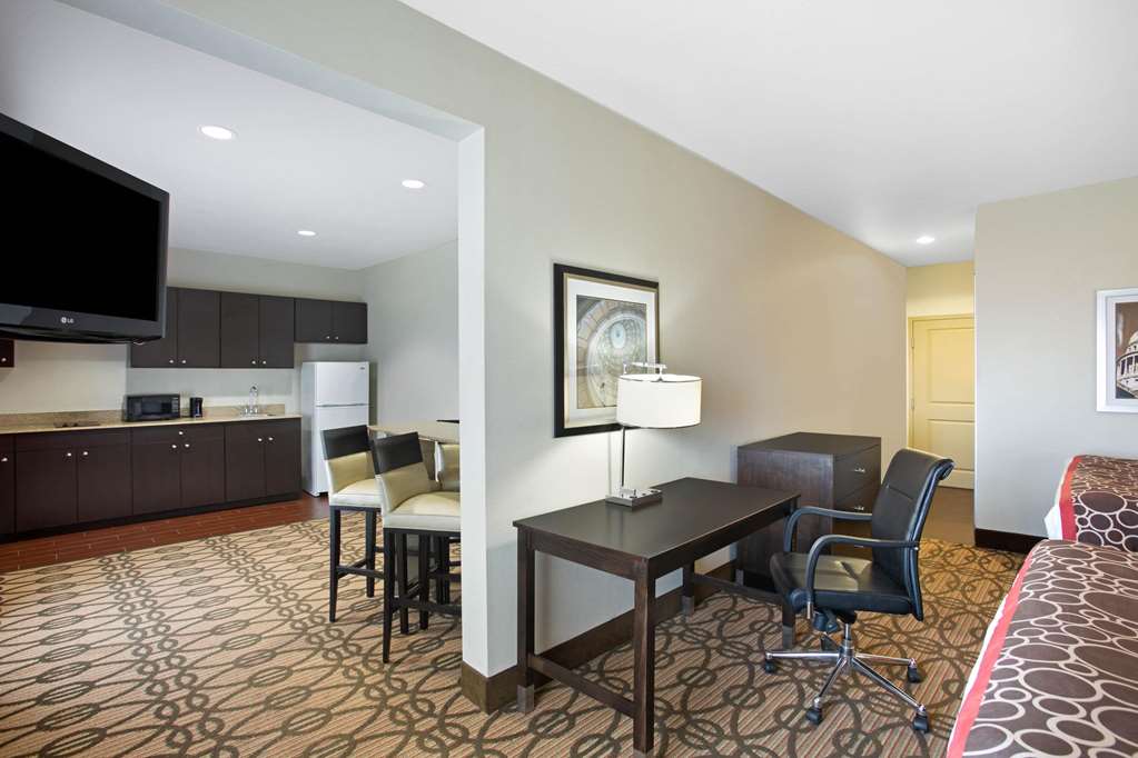 La Quinta Inn & Suites by Wyndham Pearsall - photo 32