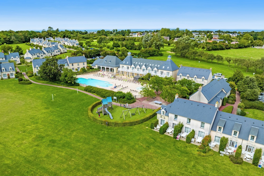 Résidence Pierre & Vacances le Green Beach — 4-Star Luxury Hotel in Port-En-Bessin-Huppain, France