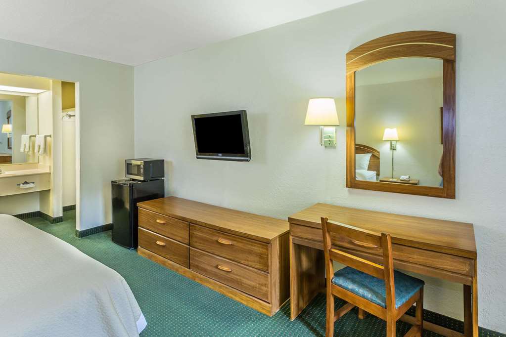 Days Inn by Wyndham Lake Park Valdosta - photo 8