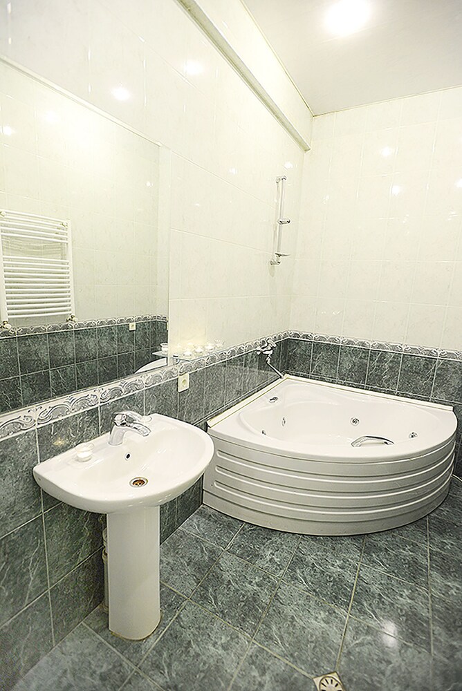 Deep Soaking Bathtub