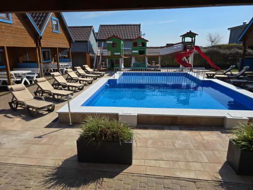 Domki Rekin Podgrzewany basen z brodzikiem oraz klimatyzacją — 4-Star Luxury Hotel in Rewal, Poland