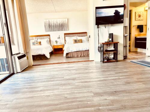Beautiful 18th Floor with Panoramic Ocean Views 1 Block to Beach Free Parking & Wifi - photo 4