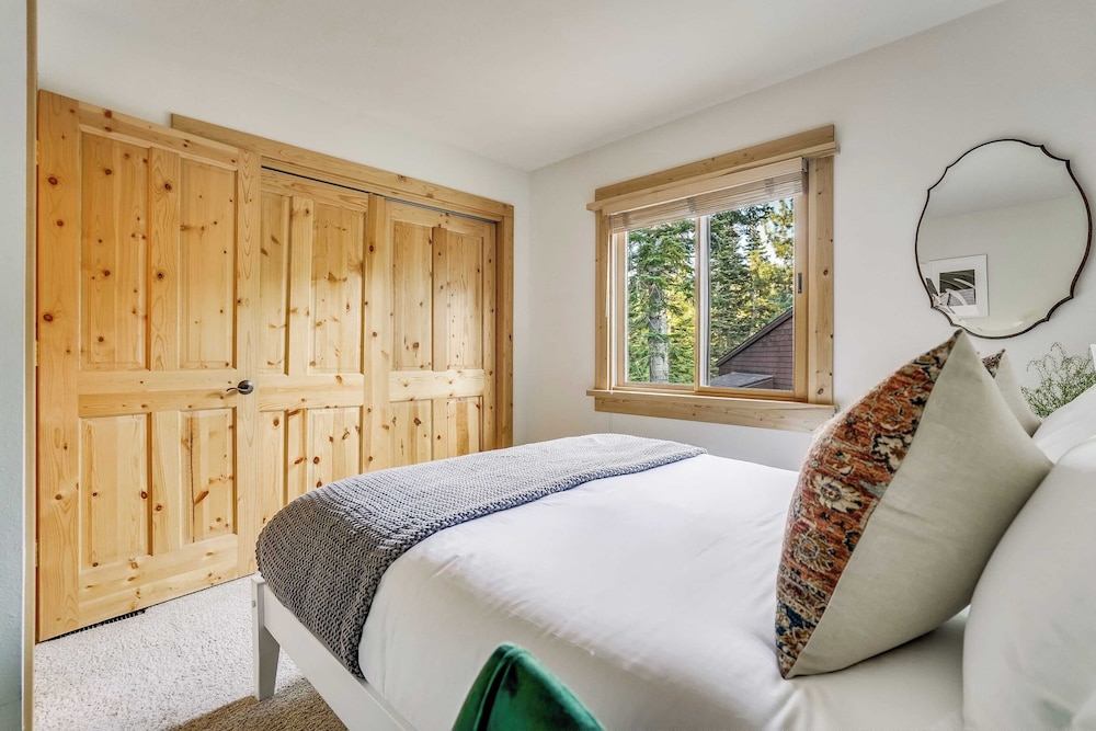 Sierra by Avantstay Ski In Ski Out Near Truckee w Access to Northstar Resort Community - photo 3