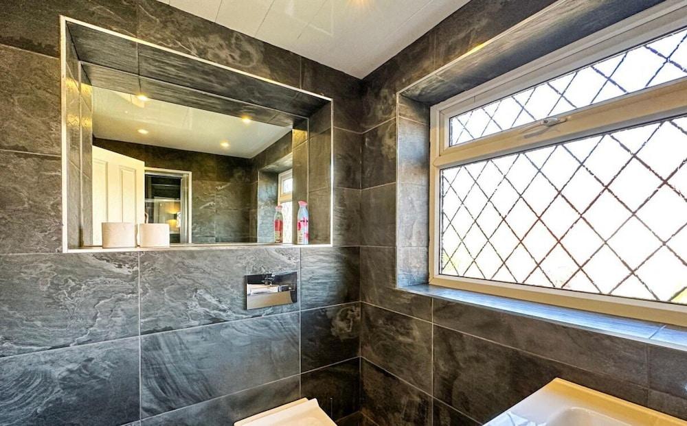 5BR Manchester Home Jacuzzi Garden & Parking — 4-Star Luxury Hotel in Manchester, United Kingdom