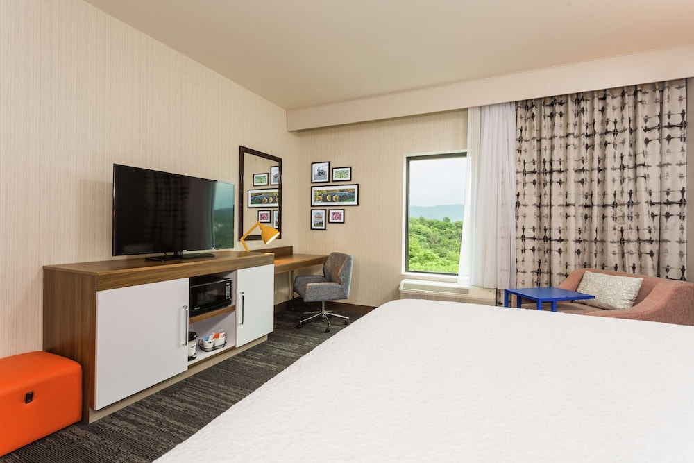 Hampton Inn Cumberland - photo 8