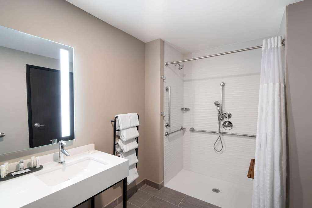 La Quinta Inn & Suites by Wyndham Nashville Downtown Stadium - photo 32