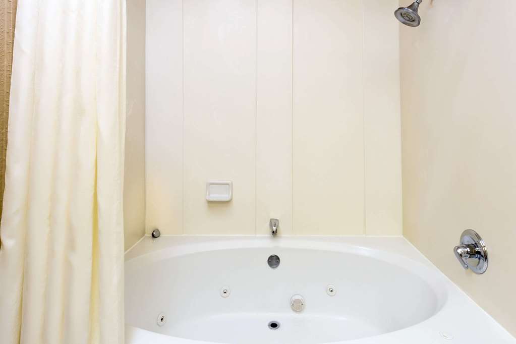 Super 8 by Wyndham Freeport - photo 6
