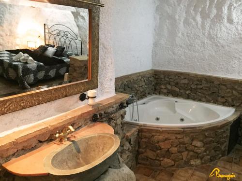 Alojamientos Cuevas Pinomojon — hotel in Cuevas Del Campo