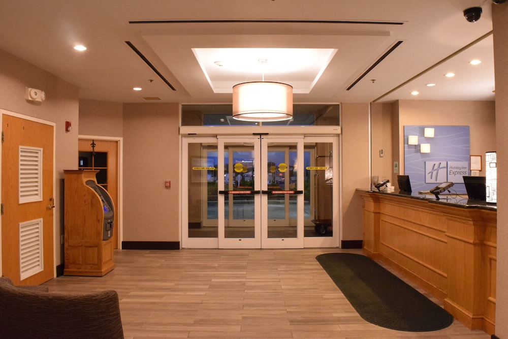 Holiday Inn Express Hotel & Suites Watertown Thousand Island by IHG - photo 41