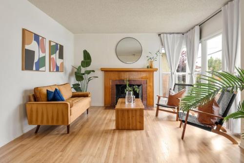 Vintage Vibes Near Airport Games Sleeps 8 in Long Beach, United States