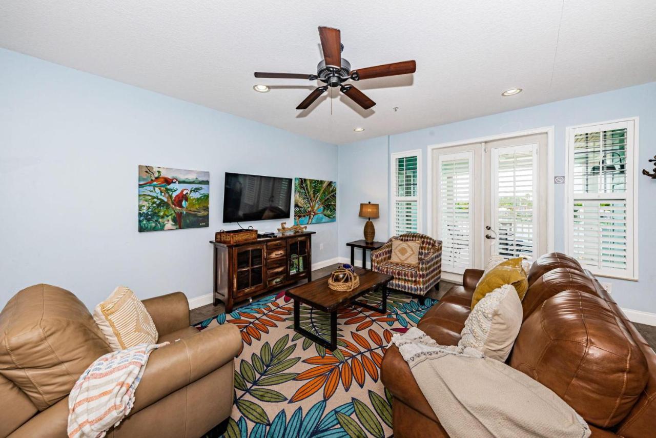 Treasure Trove Waterfront Haven in Saint Pete Beach, United States