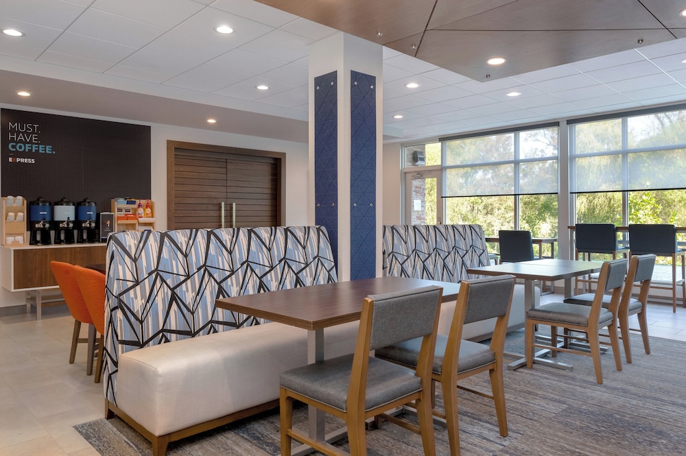 Holiday Inn Express and Suites Alton St Louis Area - photo 43