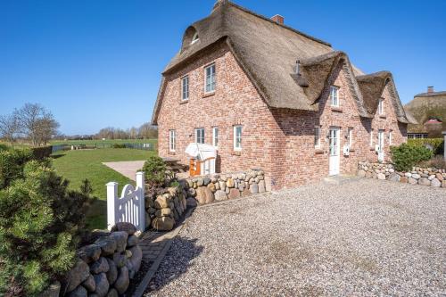 Reetdachhaus Ahoi Reetdachhaus Ahoi in Tating, Germany