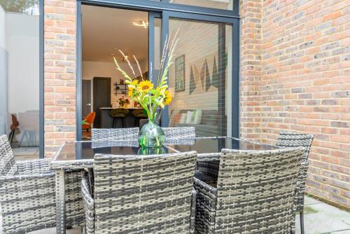 Gorgeous Two Bedroom Two Bathrooms Flat Near Acton Main Line Station — 4-Star Luxury Hotel in London, United Kingdom