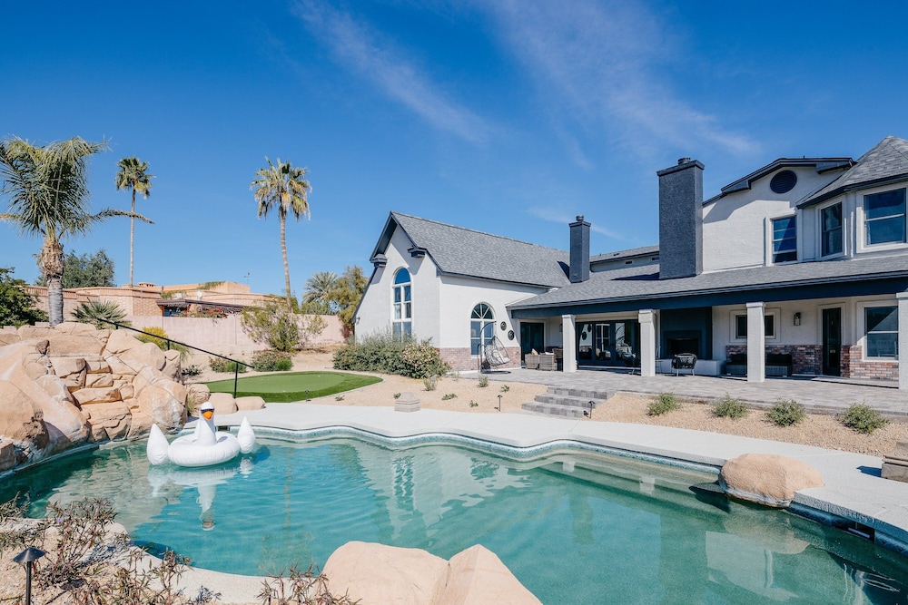 Majestic Mountain Mansion Pool Spa & Guest House — 4-Star Luxury Hotel in Scottsdale, United States