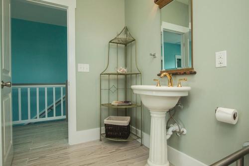 Conch Out by Oak Island Accommodations - photo 26