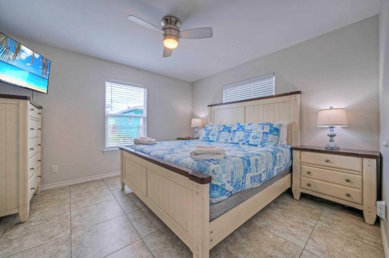 Reel Life Dreams by Avantstay Pool Near Beach - photo 52