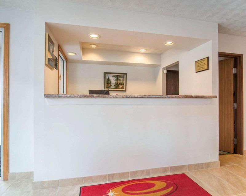 Econo Lodge Saint Albans - photo 12