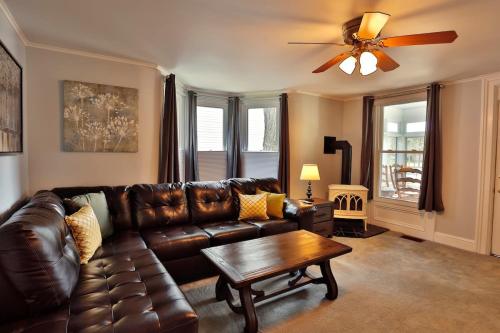 Double Play Apt 2 All Star Baseball Rentals — 4-Star Luxury Hotel in Oneonta, United States